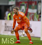30.08.2026, Fussball Bundesliga 2026/2027, 1.Spieltag, FC Augsburg - FC Schalke 04, in der WWK-Arena Augsburg, Torwart Loris Karius (FC Schalke 04) in Erwartung des Torschusses vom gegnerischen Stürmer.