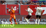 30.08.2026, Fussball Bundesliga 2026/2027, 1.Spieltag, FC Augsburg - FC Schalke 04, in der WWK-Arena Augsburg, Torwart Loris Karius (FC Schalke 04) hat den Ball sicher gefangen.