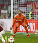 30.08.2026, Fussball Bundesliga 2026/2027, 1.Spieltag, FC Augsburg - FC Schalke 04, in der WWK-Arena Augsburg, Torwart Loris Karius (FC Schalke 04) in Erwartung des Torschusses vom gegnerischen Stürmer.