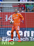 30.08.2026, Fussball Bundesliga 2026/2027, 1.Spieltag, FC Augsburg - FC Schalke 04, in der WWK-Arena Augsburg, Torwart Loris Karius (FC Schalke 04) hat den Ball 