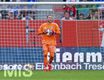 30.08.2026, Fussball Bundesliga 2026/2027, 1.Spieltag, FC Augsburg - FC Schalke 04, in der WWK-Arena Augsburg, Torwart Loris Karius (FC Schalke 04) hat den Ball 