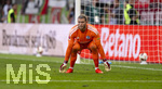 30.08.2026, Fussball Bundesliga 2026/2027, 1.Spieltag, FC Augsburg - FC Schalke 04, in der WWK-Arena Augsburg, Torwart Loris Karius (FC Schalke 04) in Erwartung des Torschusses vom gegnerischen Stürmer.