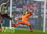30.08.2026, Fussball Bundesliga 2026/2027, 1.Spieltag, FC Augsburg - FC Schalke 04, in der WWK-Arena Augsburg, Torwart Loris Karius (FC Schalke 04) gegen Noahkai Dominic Banks (FC Augsburg) 
