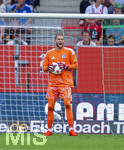 30.08.2026, Fussball Bundesliga 2026/2027, 1.Spieltag, FC Augsburg - FC Schalke 04, in der WWK-Arena Augsburg, Torwart Loris Karius (FC Schalke 04) hat den Ball 