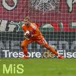 30.08.2026, Fussball Bundesliga 2026/2027, 1.Spieltag, FC Augsburg - FC Schalke 04, in der WWK-Arena Augsburg, Torwart Loris Karius (FC Schalke 04) hat den Ball sicher gefangen