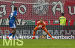 30.08.2026, Fussball Bundesliga 2026/2027, 1.Spieltag, FC Augsburg - FC Schalke 04, in der WWK-Arena Augsburg, Torwart Loris Karius (FC Schalke 04) hat den Ball sicher gefangen