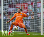 30.08.2026, Fussball Bundesliga 2026/2027, 1.Spieltag, FC Augsburg - FC Schalke 04, in der WWK-Arena Augsburg, Torwart Loris Karius (FC Schalke 04) am Ball 