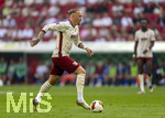 30.08.2026, Fussball Bundesliga 2026/2027, 1.Spieltag, FC Augsburg - FC Schalke 04, in der WWK-Arena Augsburg, Marius Wolf (FC Augsburg) am Ball 