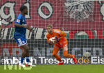 30.08.2026, Fussball Bundesliga 2026/2027, 1.Spieltag, FC Augsburg - FC Schalke 04, in der WWK-Arena Augsburg, Torwart Loris Karius (FC Schalke 04) hat den Ball sicher gefangen