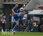 30.08.2026, Fussball Bundesliga 2026/2027, 1.Spieltag, FC Augsburg - FC Schalke 04, in der WWK-Arena Augsburg, Edin Dzeko (Schalke 04) am Ball 