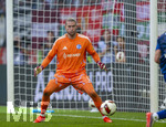 30.08.2026, Fussball Bundesliga 2026/2027, 1.Spieltag, FC Augsburg - FC Schalke 04, in der WWK-Arena Augsburg, Torwart Loris Karius (FC Schalke 04) am Ball 