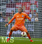 30.08.2026, Fussball Bundesliga 2026/2027, 1.Spieltag, FC Augsburg - FC Schalke 04, in der WWK-Arena Augsburg, Torwart Loris Karius (FC Schalke 04) am Ball 