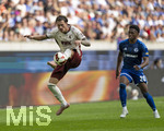 30.08.2026, Fussball Bundesliga 2026/2027, 1.Spieltag, FC Augsburg - FC Schalke 04, in der WWK-Arena Augsburg, Calvin Brackelmann (li, FC Augsburg) am Ball, re: Junior Adamu (Schalke 04) 