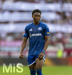 30.08.2026, Fussball Bundesliga 2026/2027, 1.Spieltag, FC Augsburg - FC Schalke 04, in der WWK-Arena Augsburg, Junior Adamu (Schalke 04) nachdenklich 