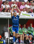 30.08.2026, Fussball Bundesliga 2026/2027, 1.Spieltag, FC Augsburg - FC Schalke 04, in der WWK-Arena Augsburg, Timo Becker (FC Schalke 04) bei seinem weiten Einwurf.