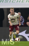 30.08.2026, Fussball Bundesliga 2026/2027, 1.Spieltag, FC Augsburg - FC Schalke 04, in der WWK-Arena Augsburg, Anton Kade (FC Augsburg) am Ball 
