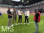 30.08.2026, Fussball Bundesliga 2026/2027, 1.Spieltag, FC Augsburg - FC Schalke 04, in der WWK-Arena Augsburg, DAZN-Interview vor dem Spiel, mit Ex-FCA-Trainer Markus Weinzierl (2.v.li), Trainer Miron Muslic (mitte, FC Schalke 04) 