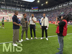 30.08.2026, Fussball Bundesliga 2026/2027, 1.Spieltag, FC Augsburg - FC Schalke 04, in der WWK-Arena Augsburg, DAZN-Interview vor dem Spiel, mit Ex-FCA-Trainer Markus Weinzierl (2.v.li), Trainer Miron Muslic (mitte, FC Schalke 04) 
