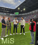 30.08.2026, Fussball Bundesliga 2026/2027, 1.Spieltag, FC Augsburg - FC Schalke 04, in der WWK-Arena Augsburg, DAZN-Interview vor dem Spiel, mit Ex-FCA-Trainer Markus Weinzierl (2.v.li), Trainer Miron Muslic (mitte, FC Schalke 04) 