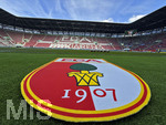30.08.2026, Fussball Bundesliga 2026/2027, 1.Spieltag, FC Augsburg - FC Schalke 04, in der WWK-Arena Augsburg, FCA-Vereinswappen liegt als Teppich vor dem Spielfeld aus