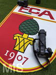 30.08.2026, Fussball Bundesliga 2026/2027, 1.Spieltag, FC Augsburg - FC Schalke 04, in der WWK-Arena Augsburg, FCA-Vereinswappen liegt als Teppich vor dem Spielfeld aus, Kamera liegt darauf.