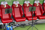 30.08.2026, Fussball Bundesliga 2026/2027, 1.Spieltag, FC Augsburg - FC Schalke 04, in der WWK-Arena Augsburg, Computer-Tablets an der Trainerbank der Schalker.