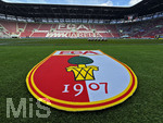 30.08.2026, Fussball Bundesliga 2026/2027, 1.Spieltag, FC Augsburg - FC Schalke 04, in der WWK-Arena Augsburg, FCA-Vereinswappen liegt als Teppich vor dem Spielfeld aus