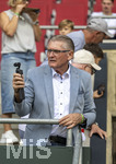 30.08.2026, Fussball Bundesliga 2026/2027, 1.Spieltag, FC Augsburg - FC Schalke 04, in der WWK-Arena Augsburg, Seniorchef des Autohauses Tierhold, Geschäftsführer Eberhard Tierhold, Sponsor vom FCA, filmt die Szenerie mit seinem DJI Osmo Gimbal.
