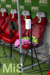 30.08.2026, Fussball Bundesliga 2026/2027, 1.Spieltag, FC Augsburg - FC Schalke 04, in der WWK-Arena Augsburg, Computer-Tablets an der Trainerbank der Schalker. rechts die Empfangsantenne für die Brustgurt-Sensoren zur Körperüberwachung der Spieler, Herzrate, Puls, Blutsauerstoffsättigung, und weitere Messwerte, die den Trainern in die Bildschirme links eingespielt werden.