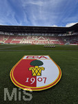 30.08.2026, Fussball Bundesliga 2026/2027, 1.Spieltag, FC Augsburg - FC Schalke 04, in der WWK-Arena Augsburg, FCA-Vereinswappen liegt als Teppich vor dem Spielfeld aus