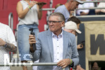30.08.2026, Fussball Bundesliga 2026/2027, 1.Spieltag, FC Augsburg - FC Schalke 04, in der WWK-Arena Augsburg, Seniorchef des Autohauses Tierhold, Geschäftsführer Eberhard Tierhold, Sponsor vom FCA, filmt die Szenerie mit seinem DJI Osmo Gimbal.