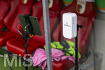 30.08.2026, Fussball Bundesliga 2026/2027, 1.Spieltag, FC Augsburg - FC Schalke 04, in der WWK-Arena Augsburg, Computer-Tablets an der Trainerbank der Schalker. rechts die Empfangsantenne für die Brustgurt-Sensoren zur Körperüberwachung der Spieler, Herzrate, Puls, Blutsauerstoffsättigung, und weitere Messwerte, die den Trainern in die Bildschirme links eingespielt werden.