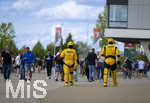30.08.2026, Fussball Bundesliga 2026/2027, 1.Spieltag, FC Augsburg - FC Schalke 04, in der WWK-Arena Augsburg, Werbefiguren (Crashtest-Dummys) des Sponsors Autohaus Tierhold schlendern durch die Fans vor dem Stadion.