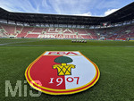 30.08.2026, Fussball Bundesliga 2026/2027, 1.Spieltag, FC Augsburg - FC Schalke 04, in der WWK-Arena Augsburg, FCA-Vereinswappen liegt als Teppich vor dem Spielfeld aus. 