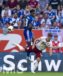 30.08.2026, Fussball Bundesliga 2026/2027, 1.Spieltag, FC Augsburg - FC Schalke 04, in der WWK-Arena Augsburg, v.li: Junior Adamu (Schalke 04) gegen Robin Fellhauer (Augsburg).