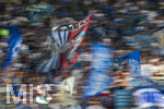 30.08.2026, Fussball Bundesliga 2026/2027, 1.Spieltag, FC Augsburg - FC Schalke 04, in der WWK-Arena Augsburg, Schalker-Flaggen wehen im Fanblock.