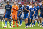 30.08.2026, Fussball Bundesliga 2026/2027, 1.Spieltag, FC Augsburg - FC Schalke 04, in der WWK-Arena Augsburg, Nach dem Spiel, Edin Dzeko (Schalke 04), Torwart Loris Karius (FC Schalke 04), Robin Gosens (FC Schalke 04), Luca Vozar (FC Schalke 04),  nachdenklich 