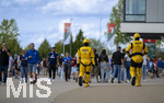 30.08.2026, Fussball Bundesliga 2026/2027, 1.Spieltag, FC Augsburg - FC Schalke 04, in der WWK-Arena Augsburg, Werbefiguren (Crashtest-Dummys) des Sponsors Autohaus Tierhold schlendern durch die Fans vor dem Stadion. 