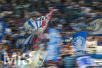 30.08.2026, Fussball Bundesliga 2026/2027, 1.Spieltag, FC Augsburg - FC Schalke 04, in der WWK-Arena Augsburg, Schalker-Flaggen wehen im Fanblock.