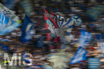 30.08.2026, Fussball Bundesliga 2026/2027, 1.Spieltag, FC Augsburg - FC Schalke 04, in der WWK-Arena Augsburg, Schalker-Flaggen wehen im Fanblock.