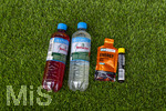30.08.2026, Fussball Bundesliga 2026/2027, 1.Spieltag, FC Augsburg - FC Schalke 04, in der WWK-Arena Augsburg, Verpflegung am Spielfeldrand liegt bereit für die Spieler,  Getränke, Wasser, Energy-Gel mit Koffein und Cola-Geschmack, und Magnesium.  Energie Gel für schnelle Energieaufnahme, Kohlenhydrat-Aminosäure-Mischung. 