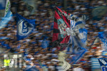 30.08.2026, Fussball Bundesliga 2026/2027, 1.Spieltag, FC Augsburg - FC Schalke 04, in der WWK-Arena Augsburg, Schalker-Flaggen wehen im Fanblock.