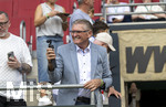 30.08.2026, Fussball Bundesliga 2026/2027, 1.Spieltag, FC Augsburg - FC Schalke 04, in der WWK-Arena Augsburg, Seniorchef des Autohauses Tierhold, Geschäftsführer Eberhard Tierhold, Sponsor vom FCA, filmt die Szenerie freudestrahlend mit seinem DJI Osmo Gimbal.
