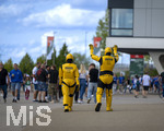 30.08.2026, Fussball Bundesliga 2026/2027, 1.Spieltag, FC Augsburg - FC Schalke 04, in der WWK-Arena Augsburg, Werbefiguren (Crashtest-Dummys) des Sponsors Autohaus Tierhold schlendern durch die Fans vor dem Stadion.