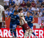 30.08.2026, Fussball Bundesliga 2026/2027, 1.Spieltag, FC Augsburg - FC Schalke 04, in der WWK-Arena Augsburg, v.li: Soufiane El-Faouzi (FC Schalke 04), Nikola Katic (FC Schalke 04), Michael Gregoritsch (FC Augsburg) 