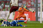 30.08.2026, Fussball Bundesliga 2026/2027, 1.Spieltag, FC Augsburg - FC Schalke 04, in der WWK-Arena Augsburg, Torschuss Rodrigo Ribeiro (FC Augsburg) gegen Torwart Loris Karius (FC Schalke 04) zum 3:0  