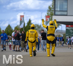 30.08.2026, Fussball Bundesliga 2026/2027, 1.Spieltag, FC Augsburg - FC Schalke 04, in der WWK-Arena Augsburg, Werbefiguren (Crashtest-Dummys) des Sponsors Autohaus Tierhold schlendern durch die Fans vor dem Stadion.