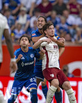 30.08.2026, Fussball Bundesliga 2026/2027, 1.Spieltag, FC Augsburg - FC Schalke 04, in der WWK-Arena Augsburg, v.li: Soufiane El-Faouzi (FC Schalke 04), Nikola Katic (FC Schalke 04), Michael Gregoritsch (FC Augsburg) 