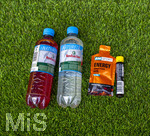 30.08.2026, Fussball Bundesliga 2026/2027, 1.Spieltag, FC Augsburg - FC Schalke 04, in der WWK-Arena Augsburg, Verpflegung am Spielfeldrand liegt bereit für die Spieler,  Getränke, Wasser, Energy-Gel mit Koffein und Cola-Geschmack, und Magnesium.  Energie Gel für schnelle Energieaufnahme, Kohlenhydrat-Aminosäure-Mischung. 