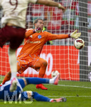 30.08.2026, Fussball Bundesliga 2026/2027, 1.Spieltag, FC Augsburg - FC Schalke 04, in der WWK-Arena Augsburg, Torschuss Rodrigo Ribeiro (FC Augsburg) gegen Torwart Loris Karius (FC Schalke 04) zum 3:0 